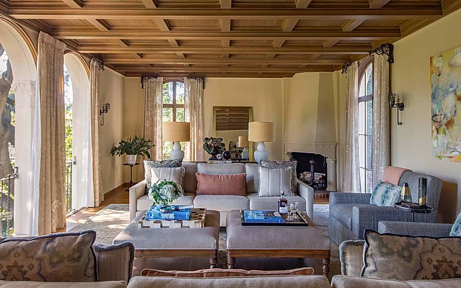 A mediterranean style living room. 